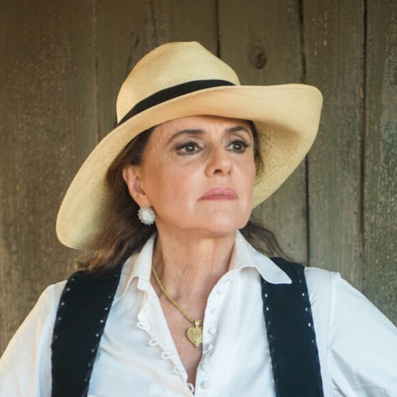 Gael (Sergio Guizé) lembra as surras que levava da mãe, Sophia (Marieta Severo), nos últimos capítulos da novela 'O Outro Lado do Paraíso': 'Quando eu era menino, minha mãe me espancava. Eu amava minha mãe e de um jeito torto, cresci misturando o espancamento com afeto'