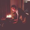 Serginho Groisman assopra as velas do seu bolo de aniversário