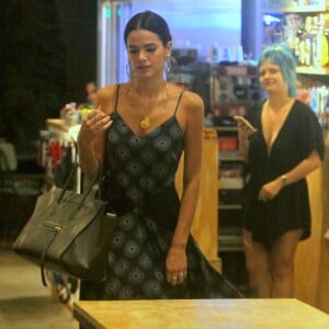 Bruna Marquezine aposta em look básico e estilosos para dia de compras no Fashion Mall, em São Conrado, zona sul do Rio de Janeiro, nesta quarta-feira, 18 de abril de 2018