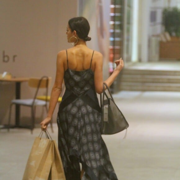 Bruna Marquezine aposta em look básico e estilosos para dia de compras no Fashion Mall, em São Conrado, zona sul do Rio de Janeiro, nesta quarta-feira, 18 de abril de 2018