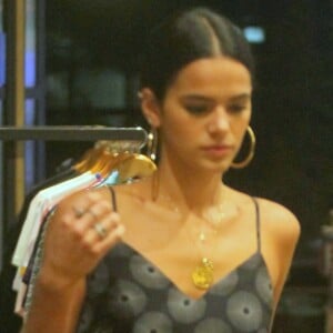 Bruna Marquezine aposta em look básico e estilosos para dia de compras no Fashion Mall, em São Conrado, zona sul do Rio de Janeiro, nesta quarta-feira, 18 de abril de 2018