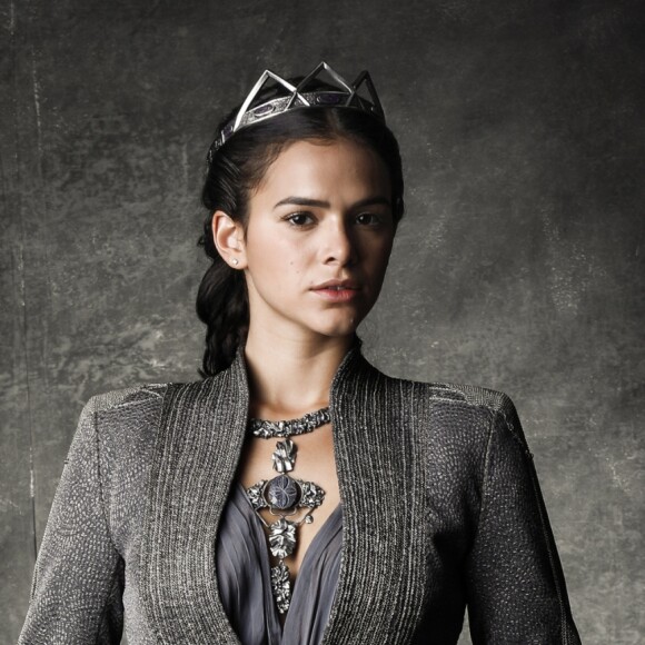 Catarina (Bruna Marquezine) vai achar que matou Amália (Marina Ruy Barbosa) nos próximos capítulos da novela 'Deus Salve o Rei'