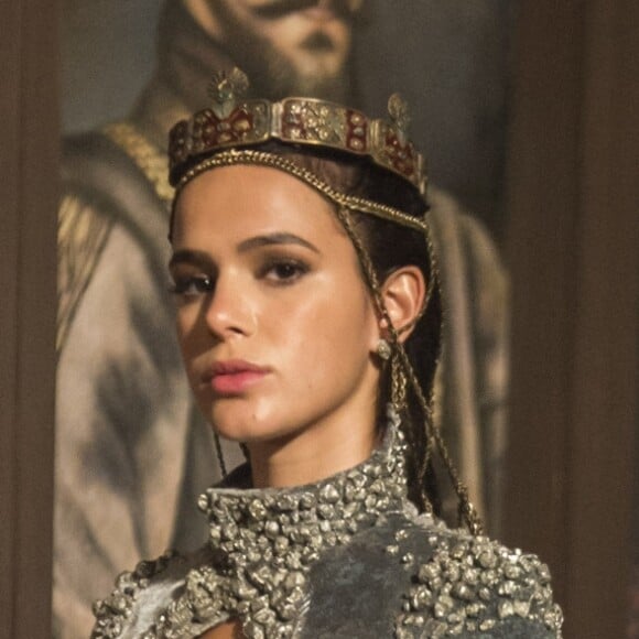 Catarina (Bruna Marquezine) comemora a 'morte' de Amália (Marina Ruy Barbosa) nos próximos capítulos da novela 'Deus Salve o Rei': 'A partir de hoje, a plebeia não é mais um problema em minha vida'