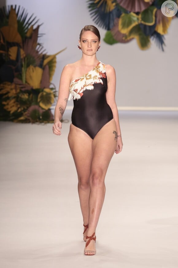 Bruna Erhardt, manequim 42 e modelo curve, desfilou pela grife moda praia da Água de Coco na abertura da São Paulo Fashion Week em abril de 2018: 'Não foi fácil colocar meu corpão para jogo, sabe? Tenho meus medos e inseguranças, mas estou feliz hoje