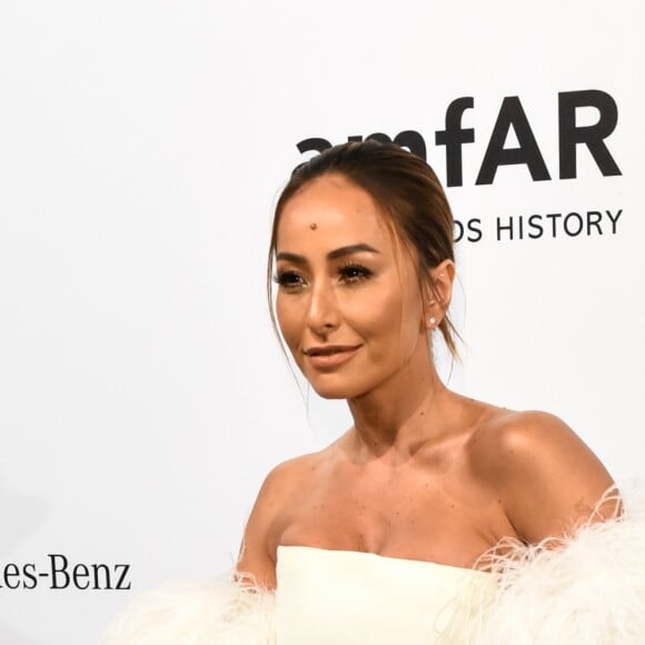 Sabrina Sato chegou de bengala no baile da amFar no dia 13 de abril de 2018