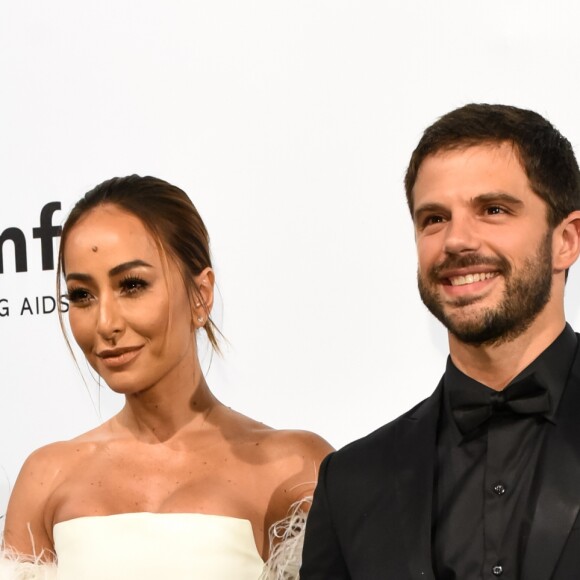 Acompanhada do noivo, Duda Nagle, Sabrina Sato foi homenageada no baile de gala da amfAR