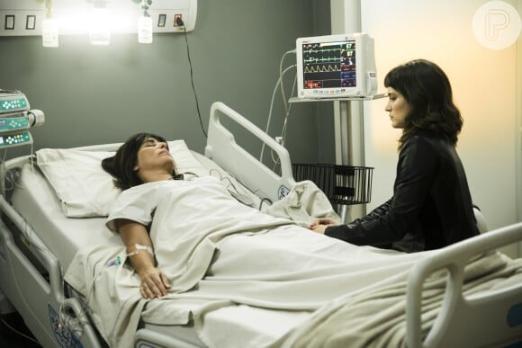Clara (Bianca Bin) decide contar toda a verdade sobre o transplante para a irmã, Adriana (Julia Dalavia) na novela 'O Outro Lado do Paraíso'