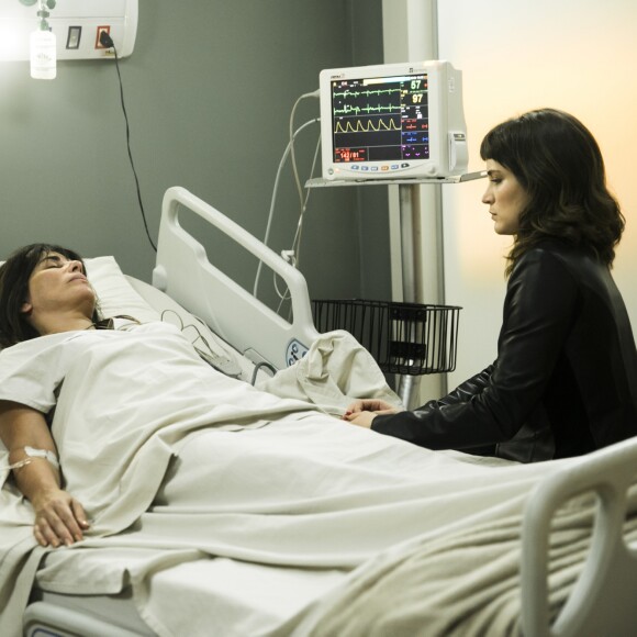 Clara (Bianca Bin) decide contar toda a verdade sobre o transplante para a irmã, Adriana (Julia Dalavia) na novela 'O Outro Lado do Paraíso'