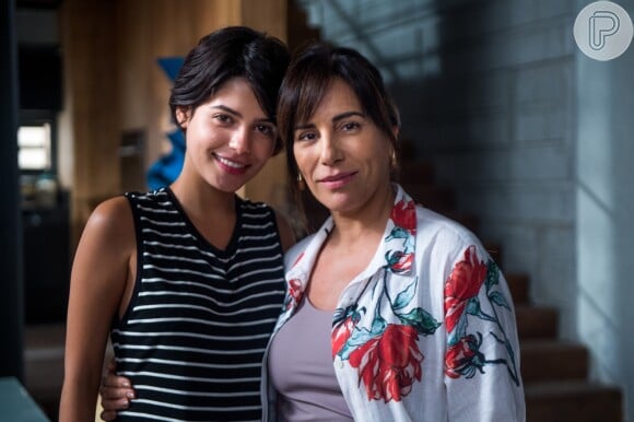 Adriana (Julia Dalavia) faz as pazes com a mãe, Beth (Gloria Pires), após saber por Clara (Bianca Bin) ter sido ela a doadora do seu rim na novela 'O Outro Lado do Paraíso'