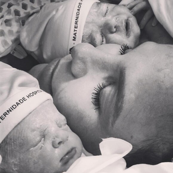 Ivete Sangalo voltou as redes sociais após dois meses após o nascimento das filhas gêmeas, Helena e Marina