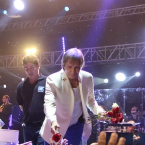 Roberto Carlos distribuiu rosas vermelhas para o público em show