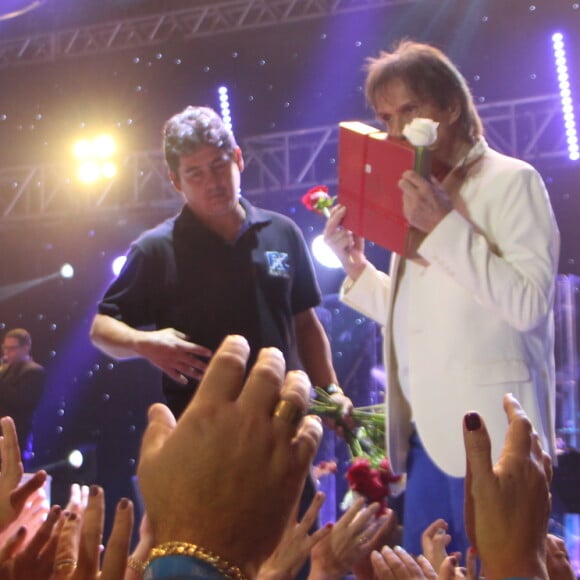 Roberto Carlos ganha presente de fã no palco do show