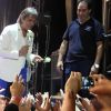 Roberto Carlos também distribuiu rosas brancas às fãs