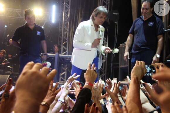 Roberto Carlos também distribuiu rosas brancas às fãs