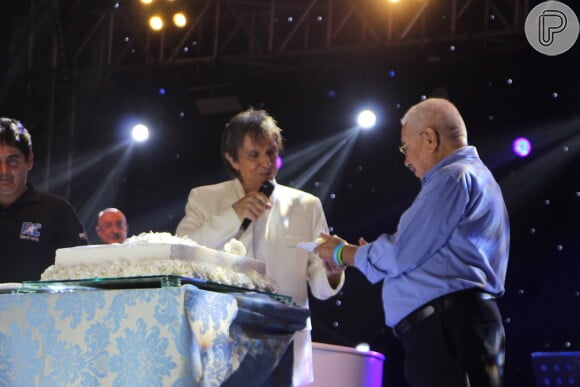 Roberto Carlos distribui bolo em aniversário de 77 anos