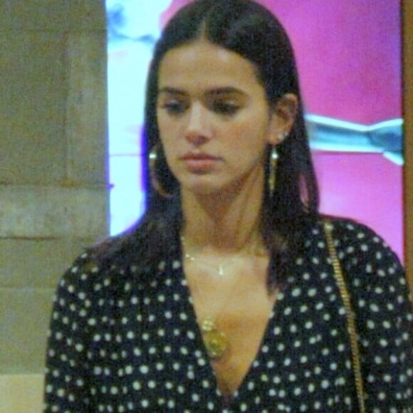 Bruna Marquezine apostou em penteado solto com risca central definida