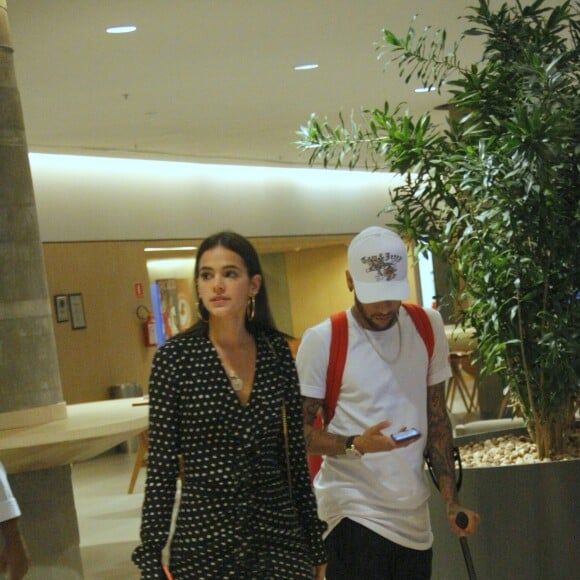 Bruna Marquezine curtiu dia de compras com Neymar no Village Mall, zona oeste do Rio de Janeiro, nesta quinta-feira, 19 de abril de 2018