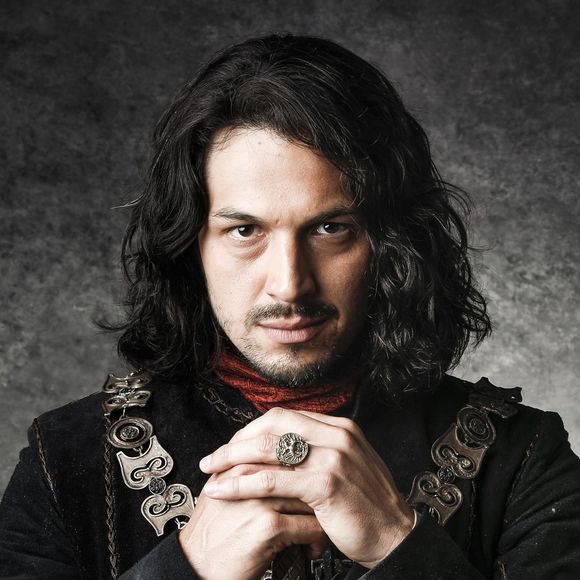 Dado como sem vida, Afonso (Romulo Estrela) é atirado na sarjeta no capítulo de quarta-feira, 2 de maio de 2018 da novela 'Deus Salve o Rei'