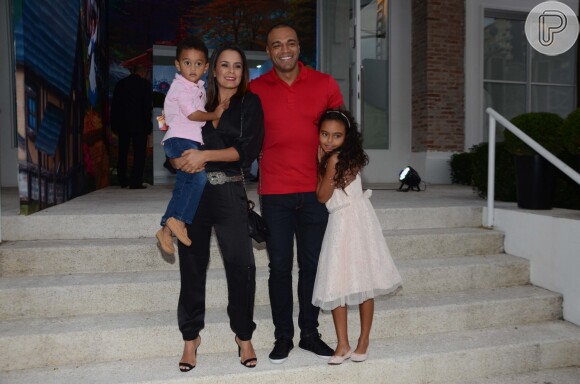 Luciele de Camargo e Denilson levaram os filhos, Davi e Maria Eduarda, para a festa