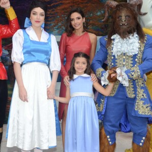 Carol Celico posa com a filha, Isabella, e personagens do desenho 'A Bela e A Fera'