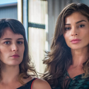 Clara (Bianca Bin) decide se aliar a Lívia (Grazi Massafera) para salvar a vida de Tomaz (Vitor Figueiredo) no capítulo de sábado, 5 de maio de 2018 da novela 'O Outro Lado do Paraíso'