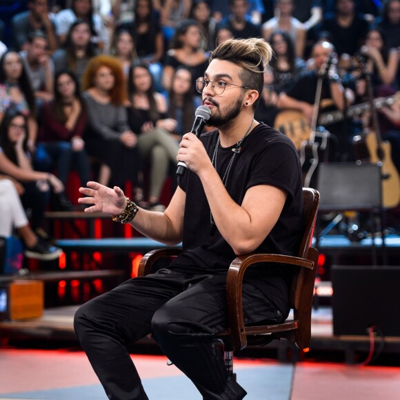 Luan solta a voz nos seus grandes sucessos como 'Eu, você, o mar e ela' e 'Chuva de arroz'