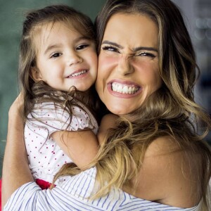 'Dá medo, mas o que tenho pensado muito é que quero que a Maria tenha muito orgulho de mim e dele. Então não podemos parar, infelizmente', afirma Deborah Secco