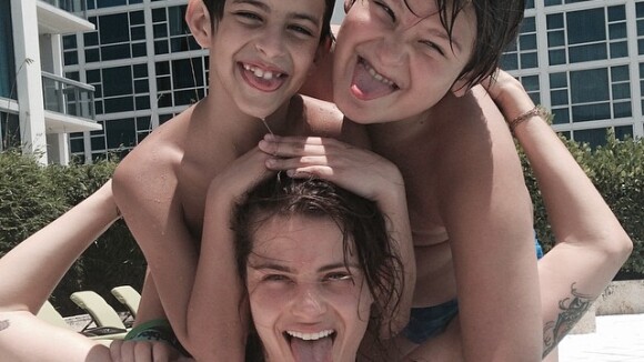 Isabelli Fontana curte dia de piscina com os filhos: 'Meus maluquinhos'