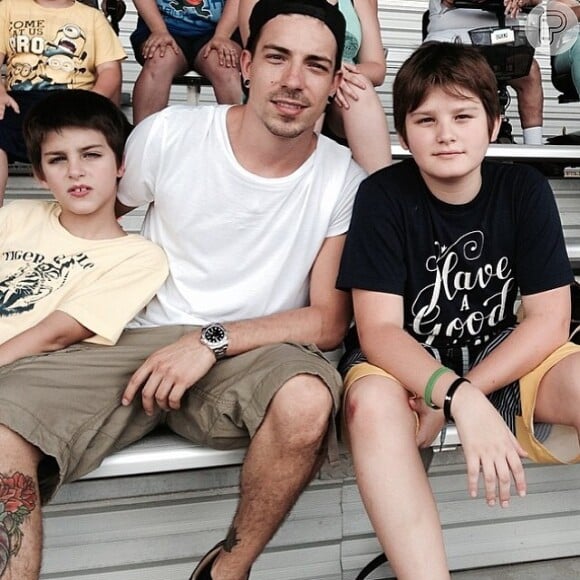 Di Ferrero, namorado de Isabelli Fontana, posa com Zion e Lucas, filhos da modelo