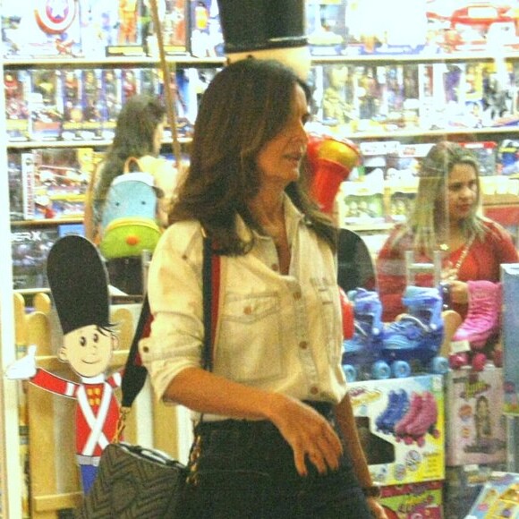 Fátima Bernardes, de novo visual, no shopping Village Mall, na Barra da Tijuca