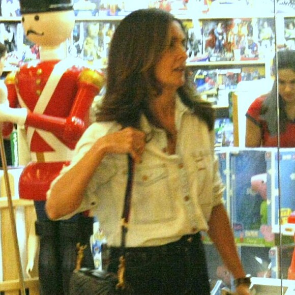 Fátima Bernardes clareou o cabelo e exibiu o resultado em um passeio por um shopping carioca