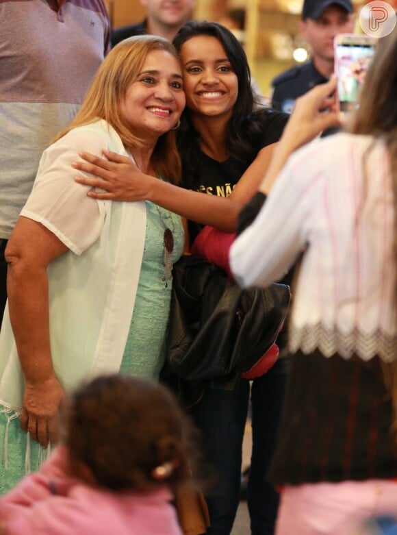Ex-BBB Gleici Damasceno recebe o carinho dos fãs ao embarcar para o Acre em aeroporto do Rio de Janeiro, em 21 de abril de 2018