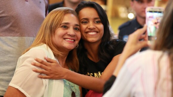 Ex-BBB Gleici tira foto com fãs em aeroporto do Rio ao embarcar para o Acre
