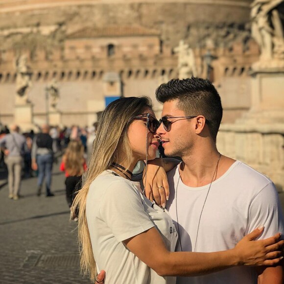 'Obrigada por me fazer querer viver isso tudo. Te amo muito', declarou-se Mayra Cardi a Arthur Aguiar