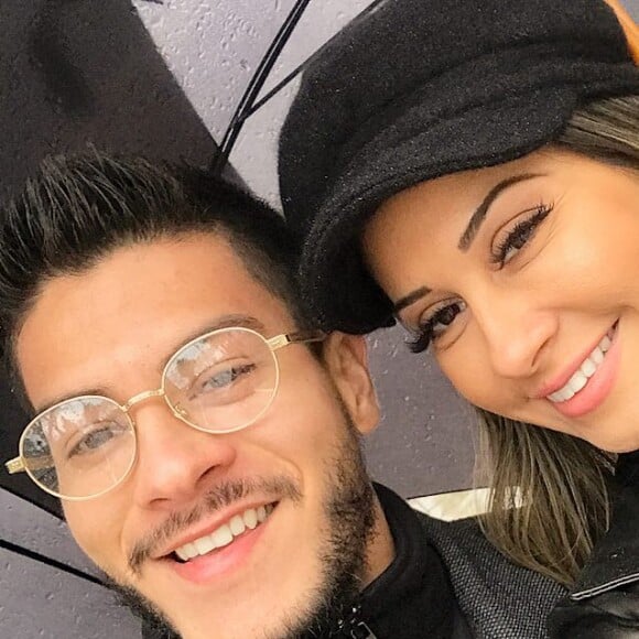 'Foi por isso que eu escolhi você, para fazer desse amor uma vida a ser vivida, para dividir comigo tudo que é bom e ruim', escreveu Mayra Cardi a Arthur Aguiar