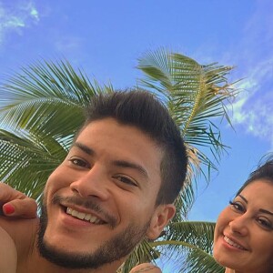 'Tenho certeza que você será o melhor pai do mundo para esse filho que fizemos juntos', declarou Mayra Cardi a Arthur Aguiar