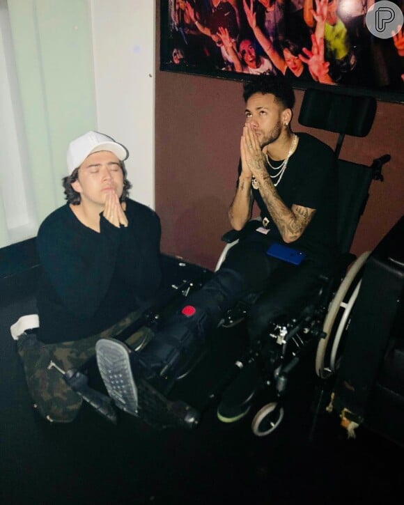 Neymar posou em uma cadeira de rodas ao lado de Whindersson Nunes
