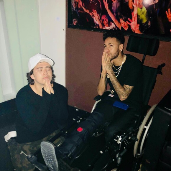 Neymar posou em uma cadeira de rodas ao lado de Whindersson Nunes