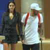 Neymar foi fotografado passeando com Bruna Marquezine de muletas em um shopping do Rio de Janeiro