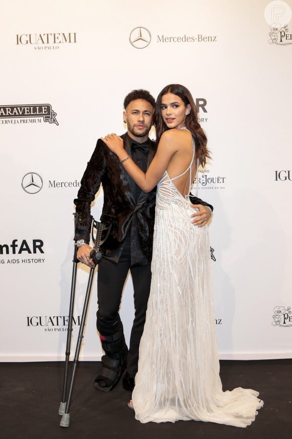 Neymar foi a baile da Amfar ao lado de Bruna Marquezine usando muletas