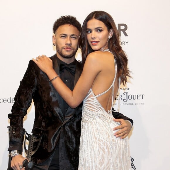 Neymar foi a baile da Amfar ao lado de Bruna Marquezine usando muletas