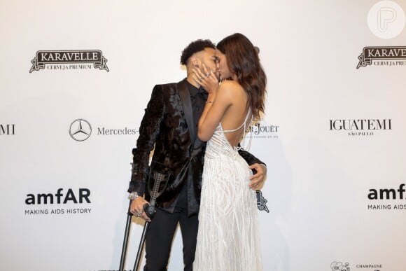 Neymar e Bruna Marquezine trocaram beijos no tapete vermelho