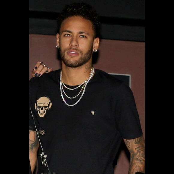 Neymar comemora abandona das muletas, em 21 de abril de 2018: 'Até nunca mais'