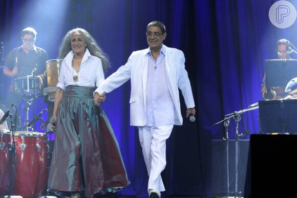Maria Bethânia e Zeca Pagodinho entraram de mãos dadas para o show no KM de Vantagens Hall, na Barra da Tijuca, zona oeste do Rio, neste sábado, 21 de abril de 2018