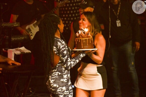 Ludmilla ganhou bolo surpresa antecipado para comemorar o aniversário de 23 anos no Baile da Favorita, em São Paulo, no sábado, 21 de abril de 2018