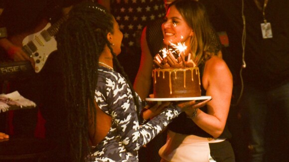 Prestes a completar 23 anos, Ludmilla ganha bolo de aniversário em show. Fotos!