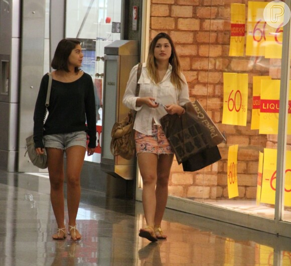 Sasha exibe pernas ao lado da amiga Luma Antunes em shopping do Rio 30 de junho de 2014