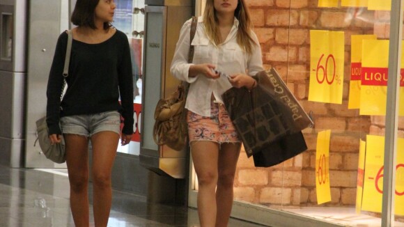 Sasha exibe pernas ao lado da amiga Luma Antunes em shopping do Rio