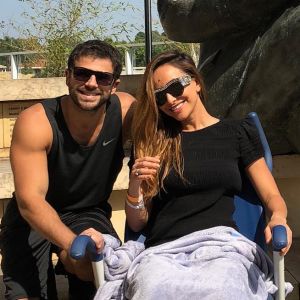 Sabrina Sato aparece em cadeiras de rodas ao lado de Duda Nagle no hospital, em 22 de abril de 2018