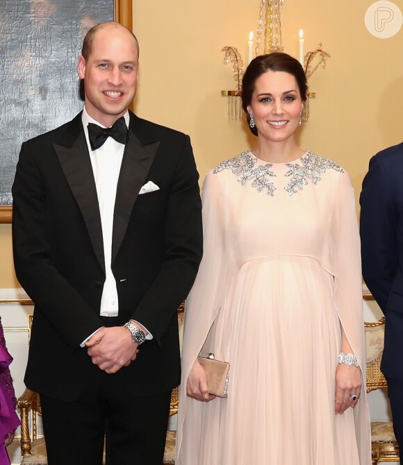 'O bebê pesa 3,8 kg. O duque de Cambridge estava presente no nascimento. A Duquesa e o filho passam bem', informou o palácio de Kensington no Twitter